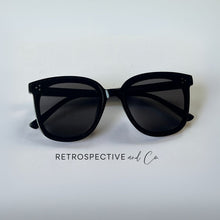 Load image into Gallery viewer, Lyla Oversized Wayfarer style Sunglasses [black]
