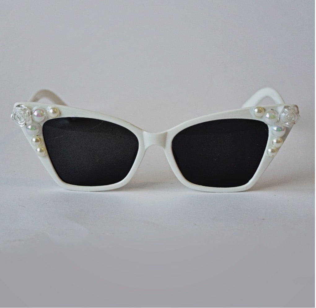 Olivia Pearl Catseye Sunglasses [white]